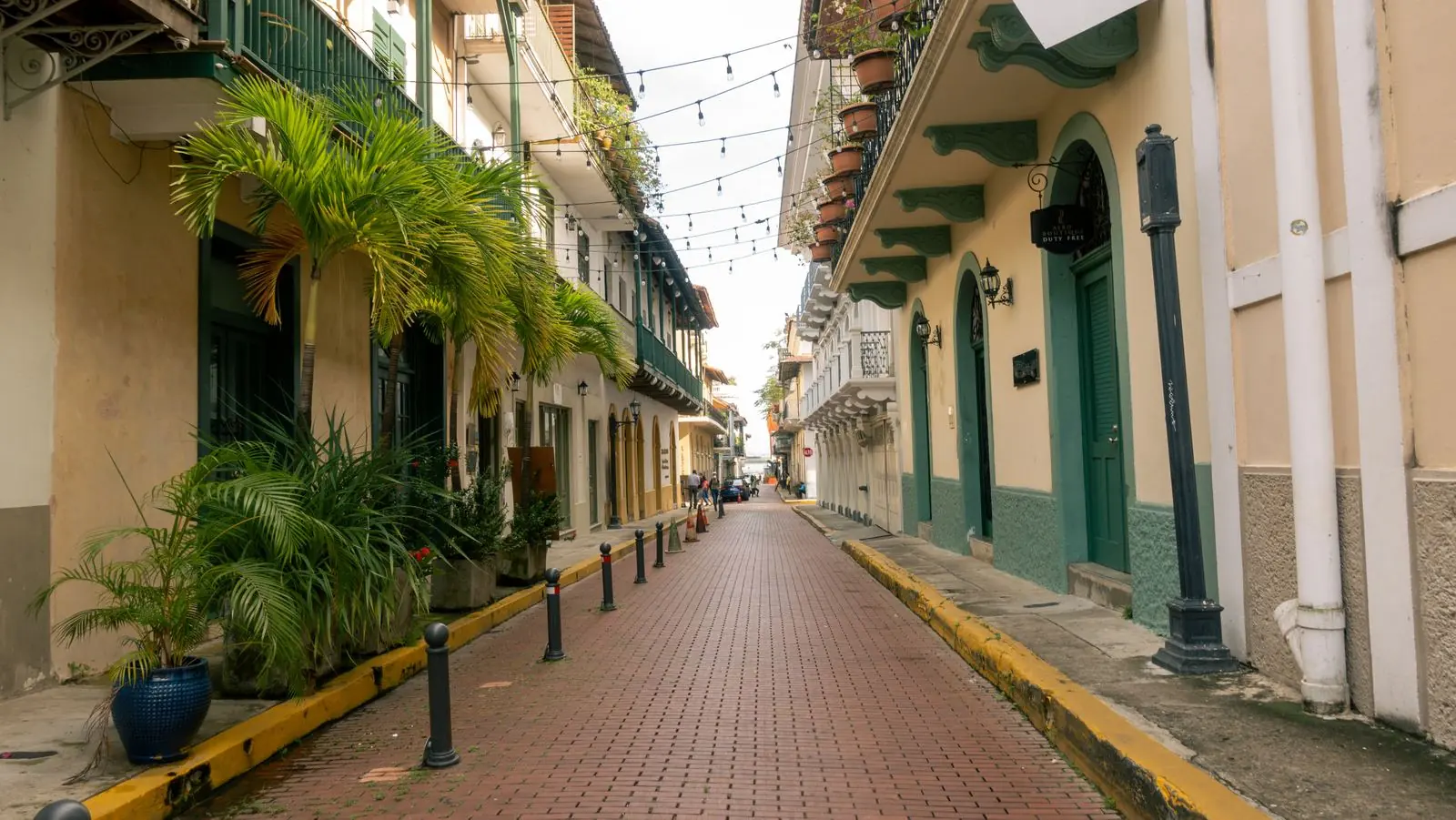 Luces de la tarde sobre una calle de restaurantes